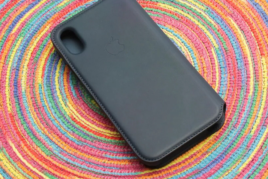  Apple Leather: Quả là thiếu sót lớn, nếu không nhắc đến chính cái tên Apple. Hãng mẹ không chỉ sản xuất iPhone, mà còn nổi tiếng với việc bán các loại phụ kiện cho iPhone với giá… trên trời. Các mẫu ốp lưng chính hãng thường có thiết kế tối giản, rất gần gũi với chính những chiếc iPhone. Apple cung cấp cho người dùng tùy chọn ốp lưng chất liệu da, silicone hoặc nhựa nhám, với các phiên bản màu rất cơ bản. Giá bán của mỗi chiếc ốp chính hãng từ 40 USD trở lên.