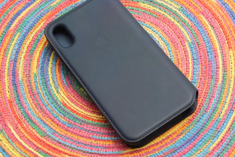  Apple Leather: Quả là thiếu sót lớn, nếu không nhắc đến chính cái tên Apple. Hãng mẹ không chỉ sản xuất iPhone, mà còn nổi tiếng với việc bán các loại phụ kiện cho iPhone với giá… trên trời. Các mẫu ốp lưng chính hãng thường có thiết kế tối giản, rất gần gũi với chính những chiếc iPhone. Apple cung cấp cho người dùng tùy chọn ốp lưng chất liệu da, silicone hoặc nhựa nhám, với các phiên bản màu rất cơ bản. Giá bán của mỗi chiếc ốp chính hãng từ 40 USD trở lên.