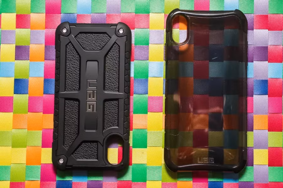  UAG: Urban Armor Gear có thể được coi là hãng phụ kiện nổi tiếng nhất thế giới, nếu tính theo độ bền sản phẩm. Không chỉ phát triển các loại phụ kiện cho iPhone, UAG còn có các dòng sản phẩm bảo vệ cho Macbook, hay thậm chí là hợp tác với các hãng danh tiếng như Panasonic… để tạo ra các giải pháp công nghệ bền bỉ, chống chịu điều kiện thời tiết khắc nghiệt theo tiêu chuẩn quân đội. Thiết kế của UAG thiên về phong cách: thô kệch, to bản, hầm hố. Giá bán của một chiếc ốp lưng iPhone UAG giao động từ 40-60 USD, tùy phiên bản và màu sắc.