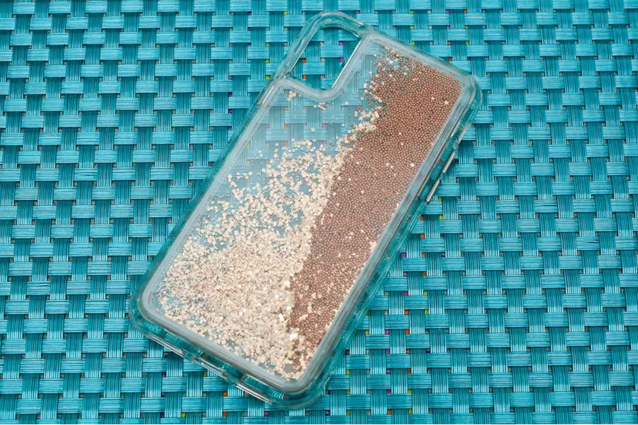  Casemate: Trên hình ảnh là mẫu phụ kiện Waterfall của hãng. Chiếc ốp nhựa trong suốt này đặc biệt ở chỗ, phần lưng được trang bị “một thác nước” đúng như chính cái tên của nó. Các hạt nhựa tròn và lấp lánh kích thước nhỏ li ti tượng trưng cho chuyển động của dòng nước. Sản phẩm được bán với giá từ 40 USD.