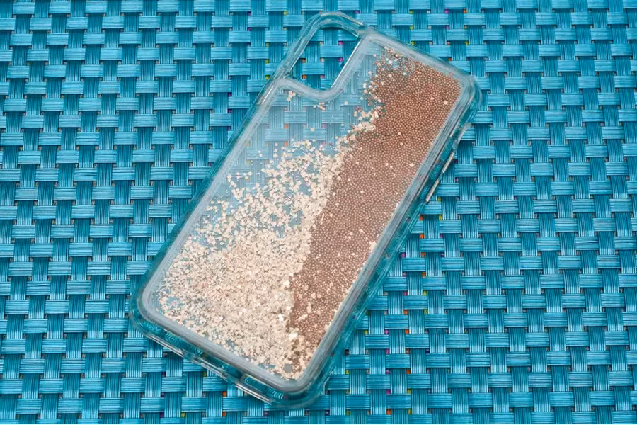  Casemate: Trên hình ảnh là mẫu phụ kiện Waterfall của hãng. Chiếc ốp nhựa trong suốt này đặc biệt ở chỗ, phần lưng được trang bị “một thác nước” đúng như chính cái tên của nó. Các hạt nhựa tròn và lấp lánh kích thước nhỏ li ti tượng trưng cho chuyển động của dòng nước. Sản phẩm được bán với giá từ 40 USD.