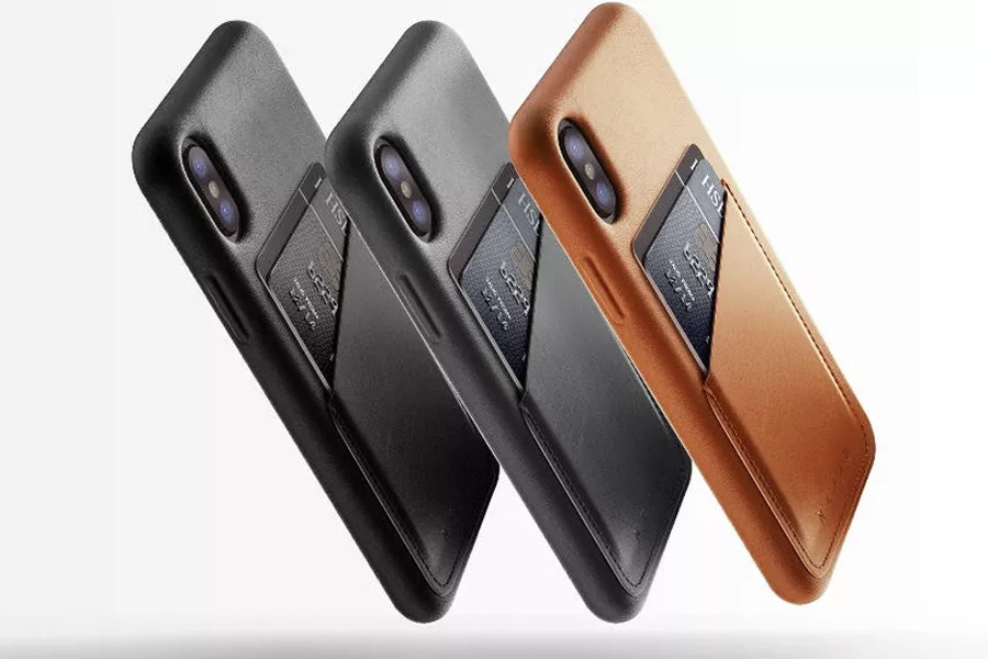  Mujjo: Leather Wallet case – cái tên nói lên tất cả. Chiếc ốp được thiết kế một khe rãnh theo đường chéo mặt lưng, để người dùng nhét được thẻ ngân hàng vào vị trí này. Thật trùng hợp, Apple cũng đang xúc tiến kế hoạch hợp tác với ông lớn trong ngành tài chính Goldman Sachs, để phát hành thẻ tín dụng tích hợp các công nghệ tiên tiến của hãng. Phiên bản ốp này có giá bán từ 50 USD.