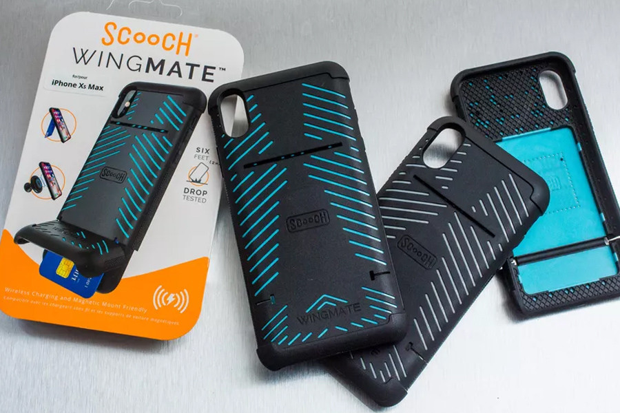  Scooch: Hãng phụ kiện này đi theo hướng thiết kế khá đặc trưng. Các sản phẩm ốp lưng iPhone đều có phần nhựa dày. Mặt lưng được tùy biến có thể gập ra vào, để làm chân đế giữ cho chiếc điện thoại có thể nằm nghiêng, hoặc đứng nghiêng. Thiết kế này đặc biệt phù hợp cho người dùng thích để điện thoại trên giường và xem phim. Đặc biệt, phiên bản Wingmate wallet còn được tích hợp khe đựng thẻ ngân hàng giấu sau mặt lưng. Mức giá trung bình cho một sản phẩm ốp Scooch Wingman, Wingmate hay Wingpro vào khoảng 45 USD trở lên, tùy từng phiên bản và màu sắc tùy chọn.