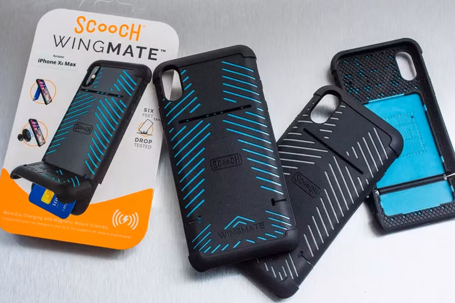  Scooch: Hãng phụ kiện này đi theo hướng thiết kế khá đặc trưng. Các sản phẩm ốp lưng iPhone đều có phần nhựa dày. Mặt lưng được tùy biến có thể gập ra vào, để làm chân đế giữ cho chiếc điện thoại có thể nằm nghiêng, hoặc đứng nghiêng. Thiết kế này đặc biệt phù hợp cho người dùng thích để điện thoại trên giường và xem phim. Đặc biệt, phiên bản Wingmate wallet còn được tích hợp khe đựng thẻ ngân hàng giấu sau mặt lưng. Mức giá trung bình cho một sản phẩm ốp Scooch Wingman, Wingmate hay Wingpro vào khoảng 45 USD trở lên, tùy từng phiên bản và màu sắc tùy chọn.