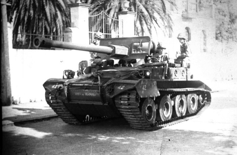 Trong Chiến tranh Việt Nam, M56 Scorpion chỉ được triển khai ở Lữ đoàn không vận 173, sử dụng chủ yếu cho nhiệm vụ như một cỗ pháo, chi viện hỏa lực trực tiếp thay vì làm nhiệm vụ chống tăng. Thực tế thời kỳ mà M56 triển khai, QĐND Việt Nam chưa sử dụng xe tăng trong các chiến dịch nên cỗ pháo này không có cơ hội nào để thử nghiệm sức mạnh. Bên cạnh đó, cũng có ý kiến cho rằng với việc không có giáp thì pháo chống tăng M56 Scorpion “khó sống” trước hỏa lực mạnh mẽ từ quân giải phóng miền Nam. Chính vì thế, chúng chủ yếu làm nhiệm vụ như pháo binh mặt đất bắn chi viện.