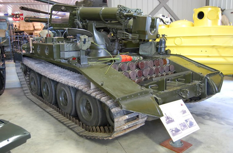 Cơ số đạn gồm 20 viên 90mm đạn nổ mạnh hoặc đạn xuyên giáp AP, APCR đặt ở khoang đuôi mà không có bất kỳ sự che chắn nào. Rõ ràng, M56 Scorpion có thiết kế rất mỏng manh, khó sống sót cao trên chiến trường.