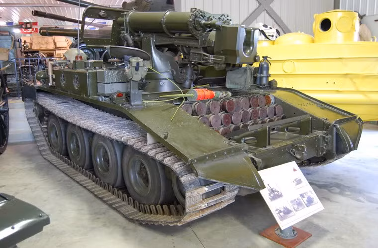 Cơ số đạn gồm 20 viên 90mm đạn nổ mạnh hoặc đạn xuyên giáp AP, APCR đặt ở khoang đuôi mà không có bất kỳ sự che chắn nào. Rõ ràng, M56 Scorpion có thiết kế rất mỏng manh, khó sống sót cao trên chiến trường.