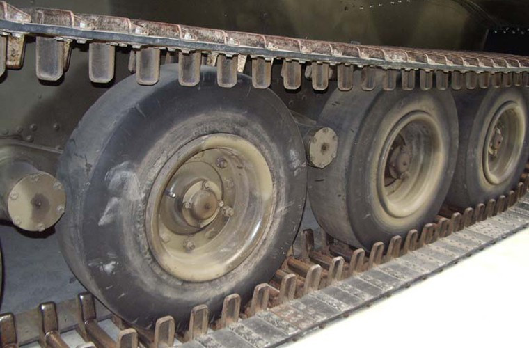 Cỗ pháo được trang bị động cơ xăng 200 mã lực cho tốc độ 45km/h, tầm hoạt động 230km với lượng nhiên liệu 210 lít xăng.