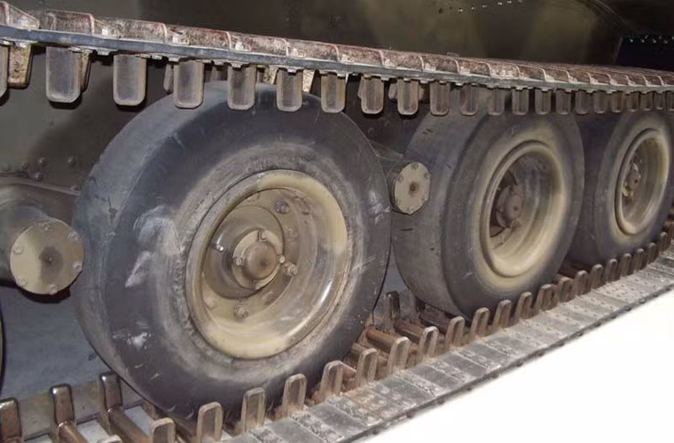 Cỗ pháo được trang bị động cơ xăng 200 mã lực cho tốc độ 45km/h, tầm hoạt động 230km với lượng nhiên liệu 210 lít xăng.