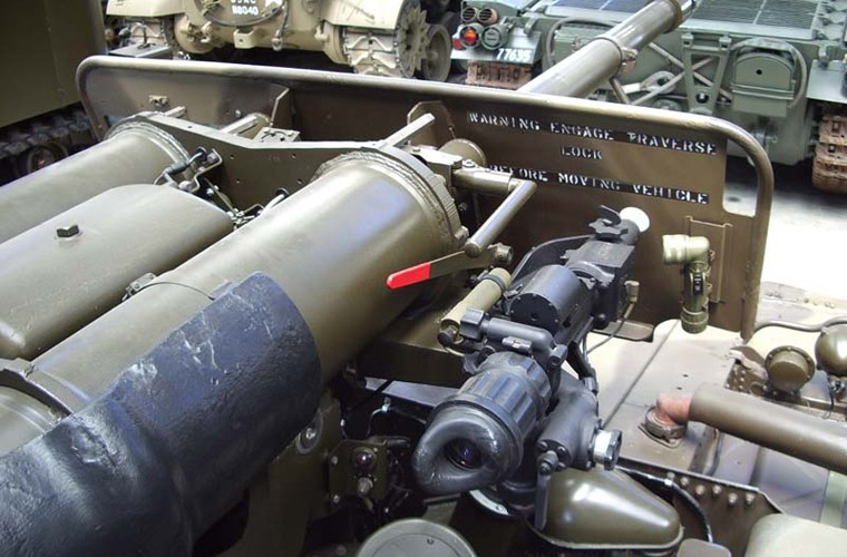 Phía bên phải pháo là vị trí ngồi của pháo thủ được tích hợp kích ngắm.