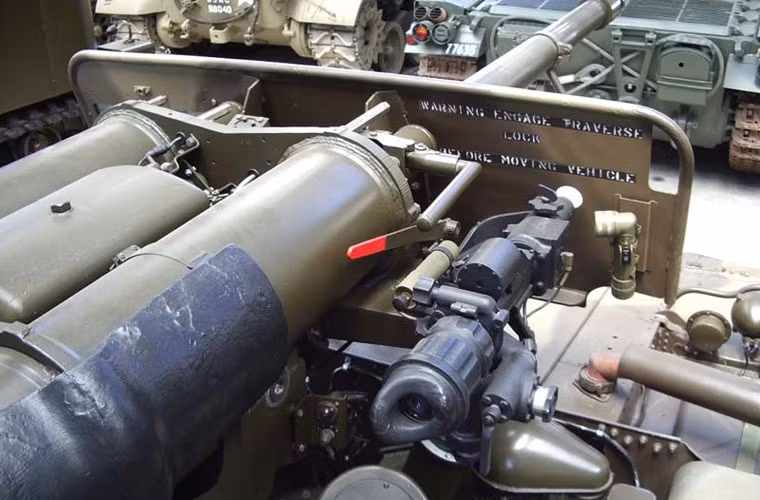 Phía bên phải pháo là vị trí ngồi của pháo thủ được tích hợp kích ngắm.