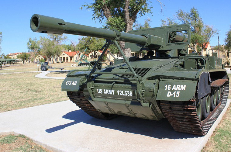 Việc không thiết kế giáp cho M56 Scorpion có thể là giải pháp của Cadillac Motor để giảm trọng lượng tổng thể của khẩu pháo xuống 7,1 tấn giúp việc không vận bằng trực thăng, máy bay dễ dàng hơn. Dẫu vậy, với vai trò là khẩu pháo chống tăng sẽ phải đối đầu với xe tăng trên tuyến đầu đối phương thì việc không có giáp là điểm yếu lớn đối với Scorpion. Nó có chiều dài 4,55m, rộng 2,57m, cao 2m.