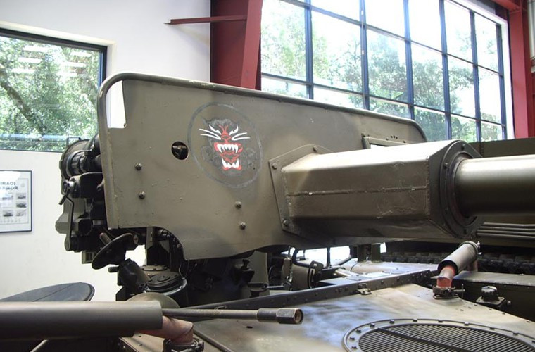 Phía trước vị trí đặt pháo được thiết kế một tấm thép mỏng khó mà bảo vệ được pháo thủ phía sau.