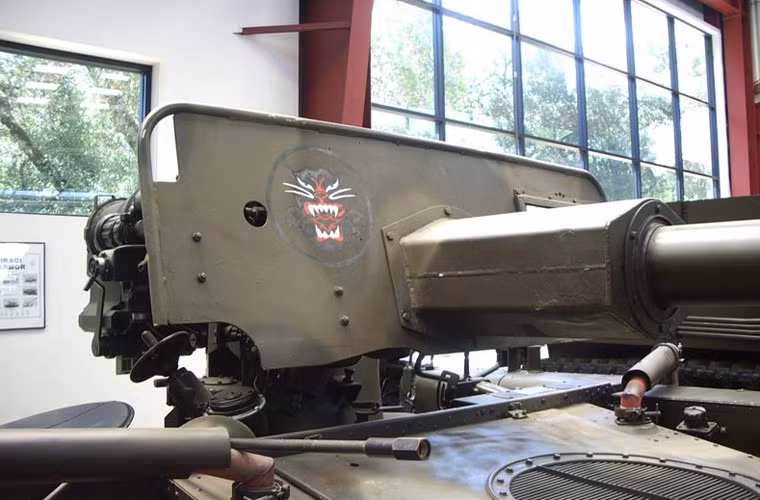 Phía trước vị trí đặt pháo được thiết kế một tấm thép mỏng khó mà bảo vệ được pháo thủ phía sau.