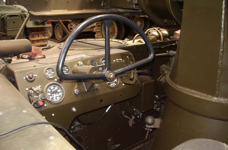 Kíp lái pháo M56 gồm 4 người: Trưởng xe, pháo thủ, nạp đạn viên và lái xe. Ảnh vị trí ngồi của lái xe với vô lăng bán nguyệt.