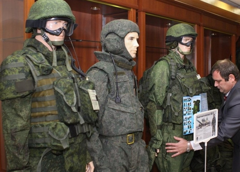 Các bộ phận của bộ đồ chịu được tác động của lửa hở trong vòng 10-15 s, giữ được các đặc tính bảo vệ khi có tác động của mưa, dầu mỡ và các chất lỏng đặc biệt, cũng như 4 lần khử khí, khử hoạt tính, khử trùng.