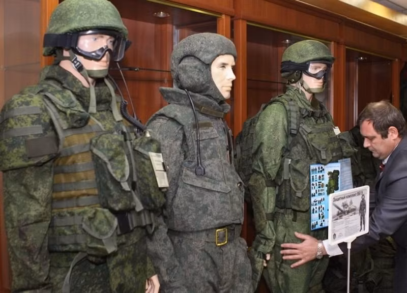 Các bộ phận của bộ đồ chịu được tác động của lửa hở trong vòng 10-15 s, giữ được các đặc tính bảo vệ khi có tác động của mưa, dầu mỡ và các chất lỏng đặc biệt, cũng như 4 lần khử khí, khử hoạt tính, khử trùng.