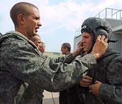 Lực lượng tăng thiết giáp Nga tại khu vực Bắc Caucasus vừa được tiếp nhận khoảng 1.000 bộ quân phục 6B15 Kovboi. Với trọng lượng 6,5 kg, bộ đồ Kovboi bảo vệ tốt vai, cổ và phần háng của người lính xe tăng nhưng không hề cản trở khả năng linh hoạt của kíp xe trong chiến đấu.