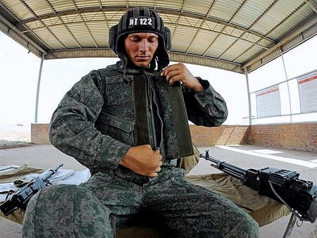  Áo giáp 6B15-1 (các mảnh ngực và lưng, cổ áo bẻ) có các túi nổi để cất giữ đồ dùng biên chế và thiết bị cứu cấp. Áo giáp bảo vệ lưng và ngực chống mảnh đạn và đạn súng ngắn K59 bắn từ cự ly 5 m.