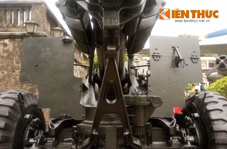 Pháo được đặt trên khung bệ xe hai bánh và có thể kéo đi bằng xe tải bánh lốp hoặc bánh xích.