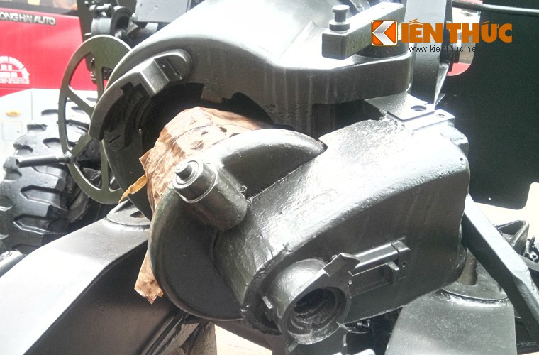 Pháo có thể bắn nhiều loại đạn gồm: Đạn nổ mạnh M102 hoặc M107 (chứ 6-7kg TNT); đạn khói; đạn chiếu sáng và đạn hóa học.