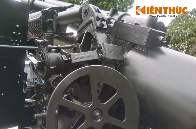 Cần tới kíp pháo thủ 11 người để vận hành khẩu pháo này.