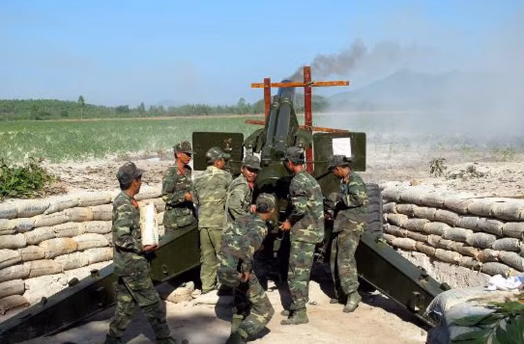 Trong Chiến tranh Việt Nam, Mỹ đã triển khai hàng trăm khẩu M114 cũng như cung cấp cho VNCH sử dụng. Sau ngày 30/4/1975, QĐND Việt Nam đã thu giữ được số lượng lựu pháo M114 155mm và tiếp tục sử dụng tới ngày nay. Ảnh: Bộ đội Việt Nam khai hỏa khẩu lựu pháo M114 155mm.