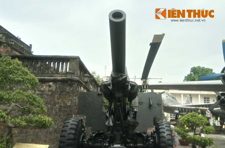 Lựu pháo xe kéo M114 155mm có trọng lượng khi hành quân là 5,8 tấn, khi chiến đấu là 5,6 tấn, chiều dài nòng 3,79m, cao 1,8m, rộng 2,43m khi hành quân.