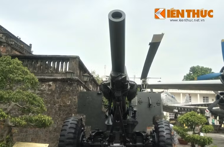 Lựu pháo xe kéo M114 155mm có trọng lượng khi hành quân là 5,8 tấn, khi chiến đấu là 5,6 tấn, chiều dài nòng 3,79m, cao 1,8m, rộng 2,43m khi hành quân.