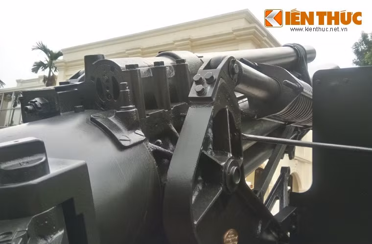 Trong cuộc chiến tranh Việt Nam, lựu pháo M114 155mm được đánh giá là khá cơ động, có thể tác chiến trên các điạ hình khó khăn như rừng rậm, đất bùn lầy. Tuy nhiên, dù có cỡ nòng lớn hơn và hoả lực mạnh hơn loại pháo M-46 130mm cuả Quân đội ta nhưng nó lại có tốc độ bắn chậm hơn và tầm bắn kém hơn, chính vì vậy trong các cuộc đấu pháo, yểm trợ, pháo 155mm thường bị thua thiệt.