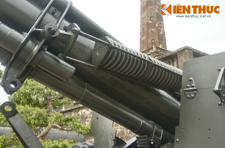 Pháo có xilanh giảm giật ở phía trên, việc vận hành loại đại bác này khá vất vả. Ảnh: Hệ thống giảm giật của pháo.