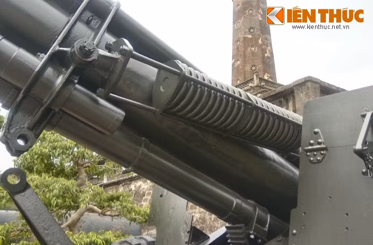 Pháo có xilanh giảm giật ở phía trên, việc vận hành loại đại bác này khá vất vả. Ảnh: Hệ thống giảm giật của pháo.
