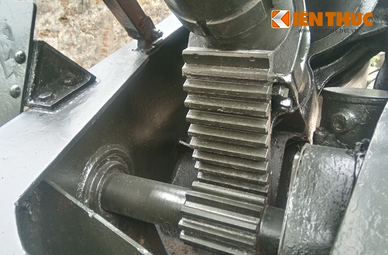 Góc nâng hạ nòng -2 độ đến +63 độ.