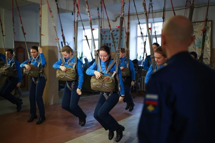 Các nữ phi công trong bài tập giữ thăng bằng khi nhảy dù.