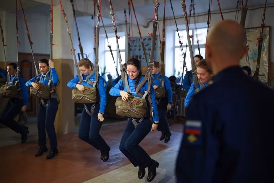 Các nữ phi công trong bài tập giữ thăng bằng khi nhảy dù.