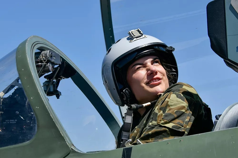 Hiện tại trong lực lượng vũ trang Nga đang có khoảng 45.000 nữ quân nhân phục vụ chủ yếu trong các vị trí hành chính thuộc các lực lượng hậu cần, quân y, hay làm giảng viên, nhân viên trong các trường đại học và học viện quân sự.