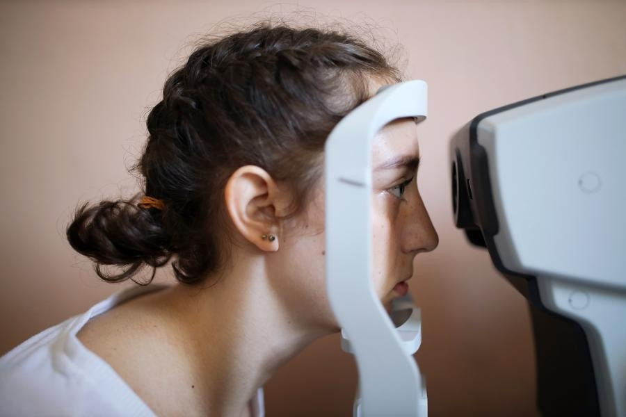 Nữ phi công được kiểm tra thị lực trước khi thực hành.