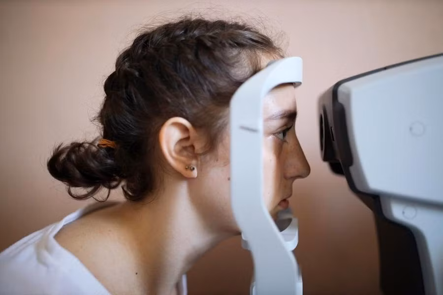 Nữ phi công được kiểm tra thị lực trước khi thực hành.