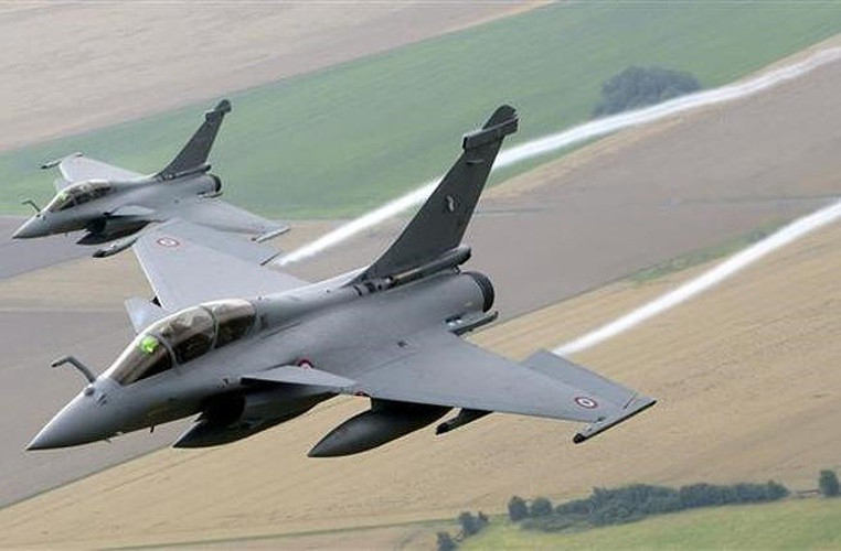 Một trong những điểm độc đáo tạo nên sức mạnh cho Rafale là hệ thống chiến tranh điện tử tích hợp có tên SPECTRA. Hệ thống này được trang bị các cảm biến bố trí xung quanh máy bay, cung cấp khả năng phát hiện, nhận dạng và xác định mối đe dọa.