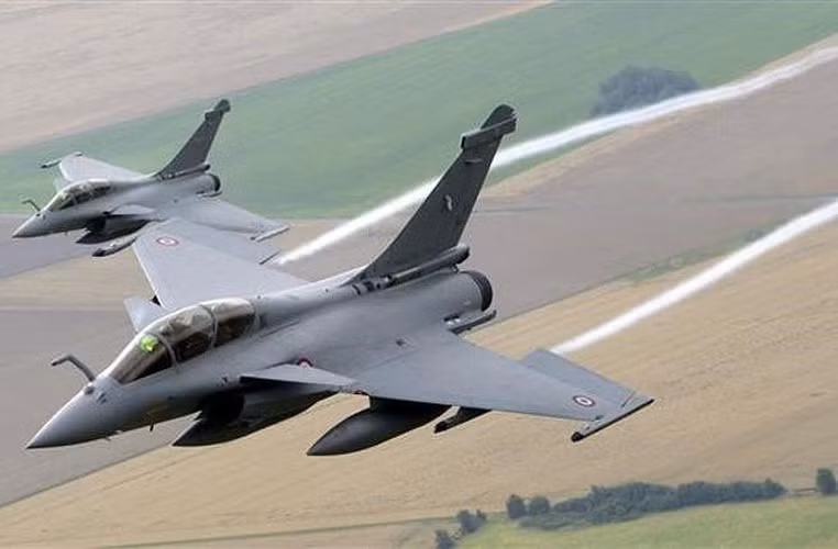 Một trong những điểm độc đáo tạo nên sức mạnh cho Rafale là hệ thống chiến tranh điện tử tích hợp có tên SPECTRA. Hệ thống này được trang bị các cảm biến bố trí xung quanh máy bay, cung cấp khả năng phát hiện, nhận dạng và xác định mối đe dọa.