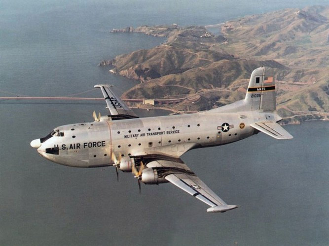 C-124 Globemaster II là máy bay vận tải quân sự đầu tiên của Mỹ được thiết kế để chuyên chở hàng hóa cồng kềnh như xe tăng, pháo binh, máy ủi, xe tải. Máy bay có thiết kế kiểu vỏ sò với cửa thủy lực phía đầu máy bay và một thang máy ở phía sau - một giải pháp mang tính cách mạng ở thời điểm đó.