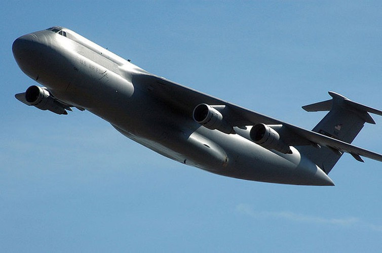C-5 Galaxy là máy bay vận tải quân sự lớn nhất của Mỹ cũng như của thế giới. Quái vật vận tải này có thể chở theo 6 trực thăng tấn công AH-64 hoặc 5 xe chiến đấu bộ binh M2 Bradley. Do kích thước khổng lồ của nó, C-5 gặp một số vấn đề trong kết cấu cánh dẫn đến xuất hiện các vết nứt. Tuy vậy, Không quân Mỹ vẫn duy trì hoạt động phi cơ này dự kiến đến năm 2040.