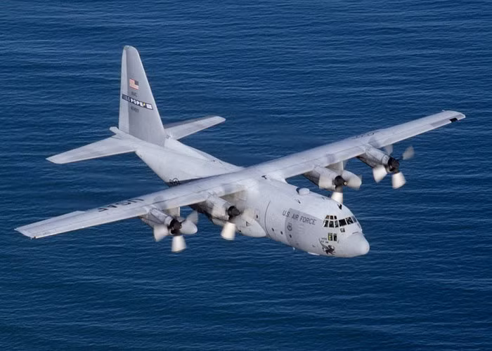 C-130 Hercules được đánh giá là một trong những máy bay vận tải quân sự thành công nhất của Mỹ. Được đưa vào hoạt động từ những năm 1950 đã nhanh chóng chứng minh nó là một thiết kế không thể hoàn hảo hơn. Nồi đồng cối đá, quãng đường cất, hạ cánh ngắn, có thể hoạt động trên những đường băng dã chiến là những ưu điểm vượt trội của phi cơ này.