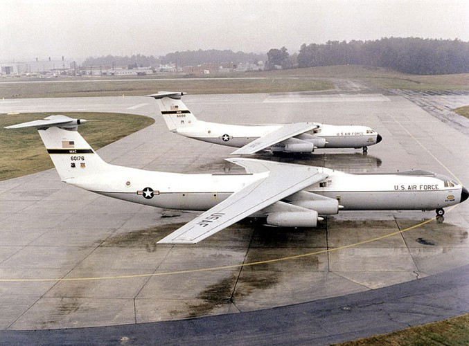 C-141 Starlifter là máy bay phản lực vận tải quân sự hạng nặng đầu tiên của Mỹ chuyên chở lính dù và hàng hóa đến các căn cứ quân sự ở Nam Cực. Máy bay này hoạt động với vai trò thiết lập cầu hàng không chiến lược.
