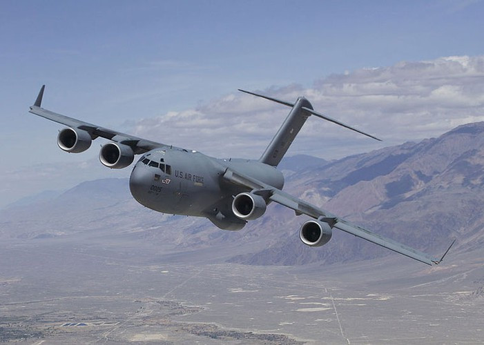 C-17 Globemaster III là một trong những máy bay vận tải quân sự tiên tiến nhất của Mỹ với hệ thống điện tử hàng không kỹ thuật số. Globemaster III có thể chở theo tới 77 tấn hàng hóa. Khoảng 279 chiếc đã được xuất xưởng trong giai đoạn 1990-2015. C-17 cùng với C-5 và C-130 là 3 trụ cột trong năng lực vận tải đường không của quân đội Mỹ.