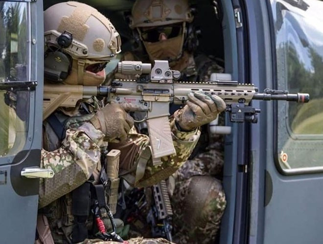 Ít nhất 4 binh sĩ KSK đã bị sa thải vì tư tưởng cực đoan trong những năm gần đây. Hành vi đáng chú ý nhất là sở hữu đồ dùng của Đức Quốc xã, tàng trữ vũ khí, chào kiểu Hitler và thậm chí âm mưu ám sát các chính trị gia cánh tả.