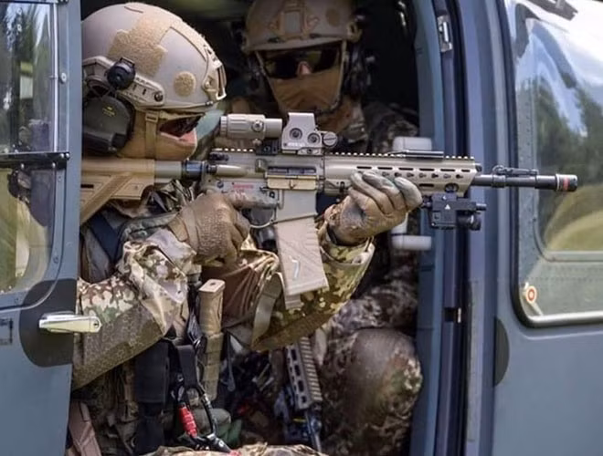 Ít nhất 4 binh sĩ KSK đã bị sa thải vì tư tưởng cực đoan trong những năm gần đây. Hành vi đáng chú ý nhất là sở hữu đồ dùng của Đức Quốc xã, tàng trữ vũ khí, chào kiểu Hitler và thậm chí âm mưu ám sát các chính trị gia cánh tả.