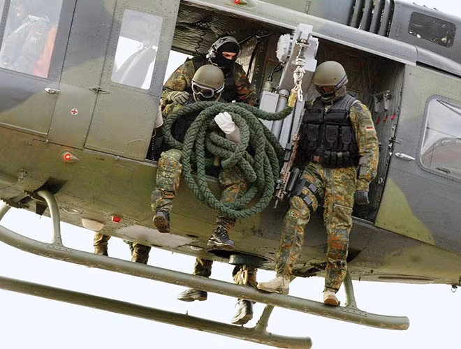  Bộ Tư lệnh Đặc nhiệm của Đức là một đơn vị tinh nhuệ bao gồm các binh sĩ ưu tú được lựa chọn từ quân đội của Đức để thực hiện các nhiệm vụ đặc biệt.