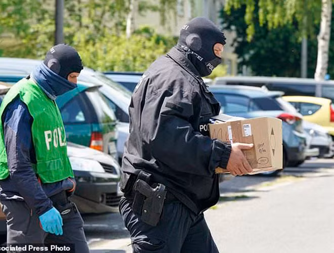 Đầu năm 2020, đã có báo cáo rằng trong quân đội Đức hiện có hơn 500 người nghi là phần tử cực đoan cánh hữu, đặc biệt tập trung vào hàng ngũ KSK ưu tú.