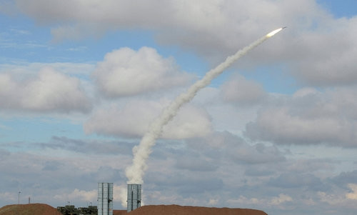 "Những nỗi lo lắng về việc rò rỉ công nghệ đang bị đồn thổi một cách thái quá, đặc biệt là đối với tên lửa phòng không. Thậm chí nếu như họ có tháo dỡ từng cái ốc vít của S-400 nhằm tìm ra bí công nghệ bên trong, họ sẽ trắng tay với ý đồ của mình", chuyên gia Nga nhấn mạnh.